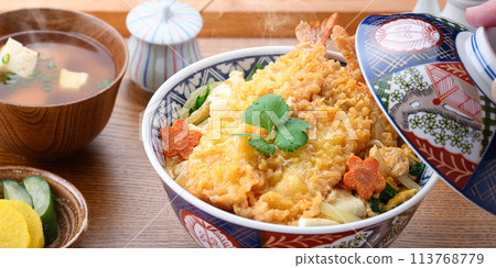 Shrimp tempura bowl (shrimp tempura bowl with egg) Shrimp tempura bowl (shrimp tempura bowl with egg) 113768779
