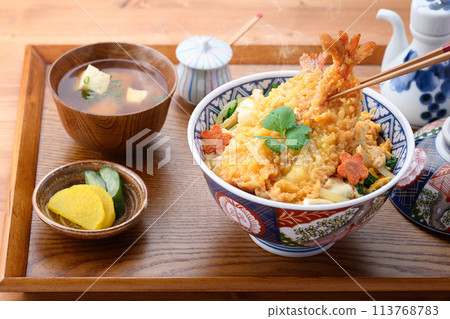 Shrimp tempura bowl (shrimp tempura bowl with egg) 113768783