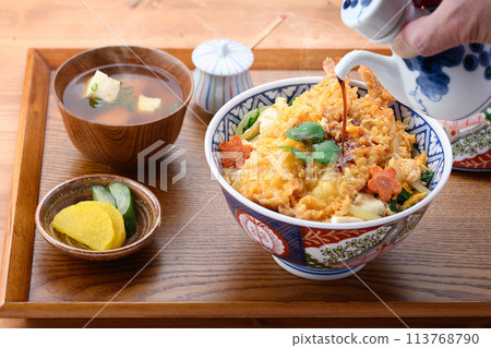 Shrimp tempura bowl (shrimp tempura bowl with egg) Shrimp tempura bowl (shrimp tempura bowl with egg) 113768790
