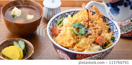Shrimp tempura bowl (shrimp tempura bowl with egg) Shrimp tempura bowl (shrimp tempura bowl with egg) 113768791