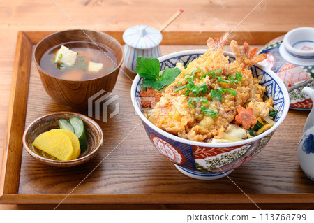Shrimp tempura bowl (shrimp tempura bowl with egg) 113768799