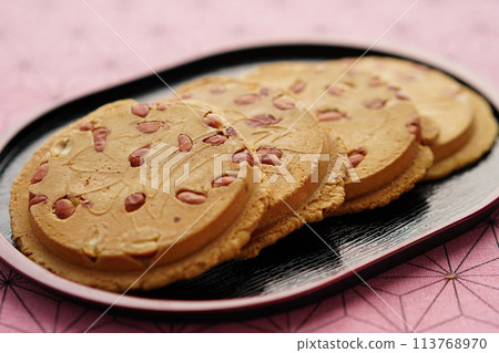 Thick roasted peanut rice crackers 113768970