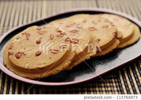 厚厚的烤花生米果 厚厚的烤花生米果 113768973