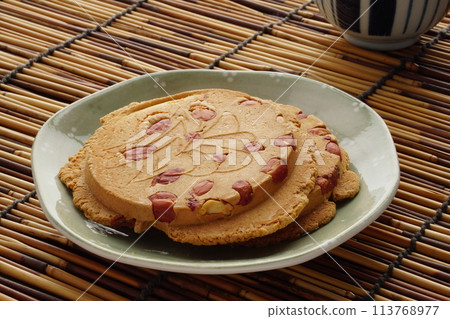 厚厚的烤花生米果 厚厚的烤花生米果 113768977