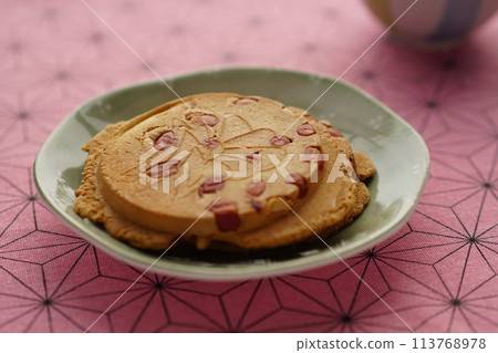 厚厚的烤花生米果 厚厚的烤花生米果 113768978