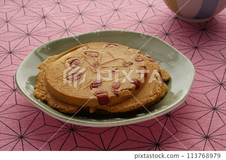 厚厚的烤花生米果 113768979