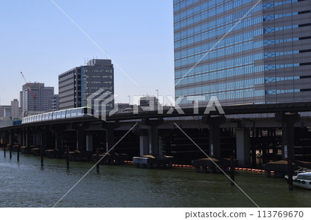 城市景觀與河流、單軌列車沿河行駛、橋樑和摩天大樓以及藍天。 城市景觀與河流、單軌列車沿河行駛、橋樑和摩天大樓以及藍天。 113769670