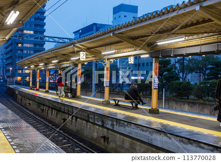 夜間月台上等待火車的乘客景觀 113770028