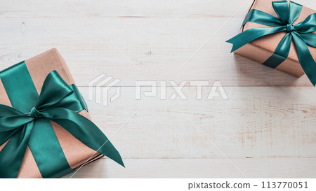 Gift boxes in craft paper and satin ribbon, banner 113770051