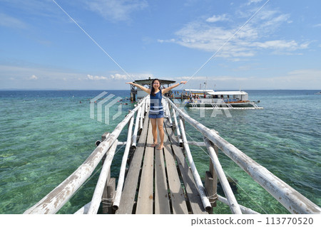 Japanese girl enjoying island hopping (Nalusuan Island, Cebu, Philippines) 113770520