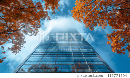 現代巴別塔：從正下方觀看的高聳摩天大樓的圖像。我已經在有雲的高度觀察它了。 113771594