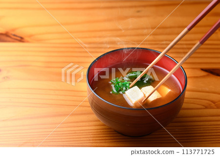 家常簡單味噌湯配豆腐和裙帶菜 113771725