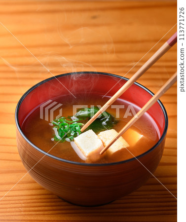 家常簡單味噌湯配豆腐和裙帶菜 113771726