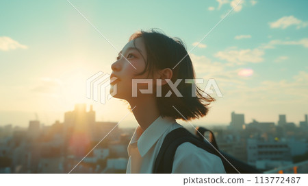 一個穿著西裝的女人仰望城市的天空 113772487