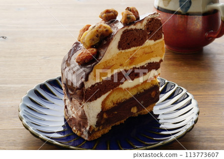 Hazelnut cake 113773607