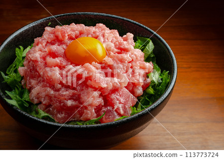 Negitoro 海鮮碗，配蛋黃和紫蘇葉，俯視 113773724