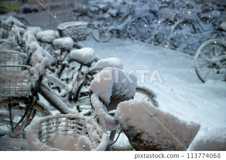 Bicycle parking area on a snowy day 113774068