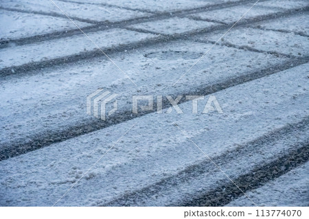 Snowy road 113774070