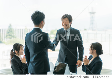 商人在公司辦公室/會議室握手並簽訂合約 113774336