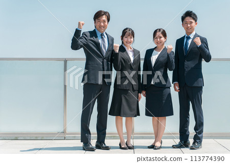 穿著西裝的商人、上班族、公司、就業、換工作(律師、稅務會計師、會計師) 穿著西裝的商人、上班族、公司、就業、換工作(律師、稅務會計師、會計師) 113774390