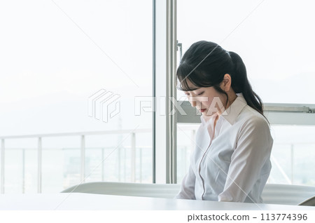 女商人在辦公室/會議室感到沮喪、擔心、困擾、悲傷 113774396