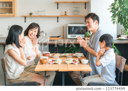 Family eating breakfast (junior high school students, elementary school students, itadakimasu, discipline) Family eating breakfast (junior high school students, elementary school students, itadakimasu, discipline) 113774499