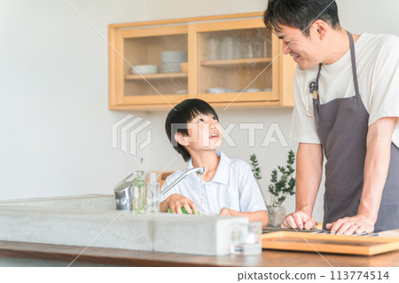 一個兒子/男孩幫助他的父親/父親洗碗 113774514
