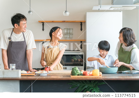 孩子和夫妻，父母和孩子，在家廚房做飯、做飯、幫帶孩子的家庭 113774515