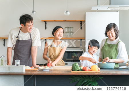 Children and couples, parents and children, families who cook, cook, and help with children in the kitchen at home 113774516