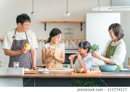 孩子和夫妻，父母和孩子，在家廚房做飯、做飯、幫帶孩子的家庭 113774517