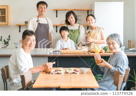 Grandchildren and parents who cook for grandparents in the dining room at home (two-family house) 113774526