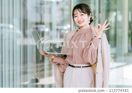 Stylish woman/designer/businesswoman with a laptop 113774581