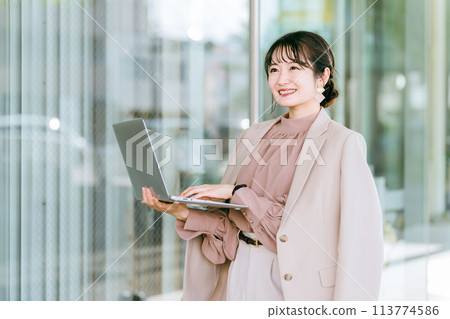 帶筆記型電腦的時尚女性/設計師/女商人 113774586