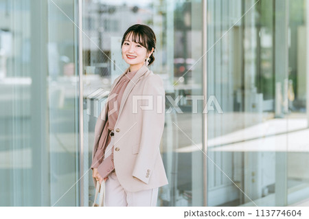 年輕的亞洲女商人在城市的辦公區散步 113774604