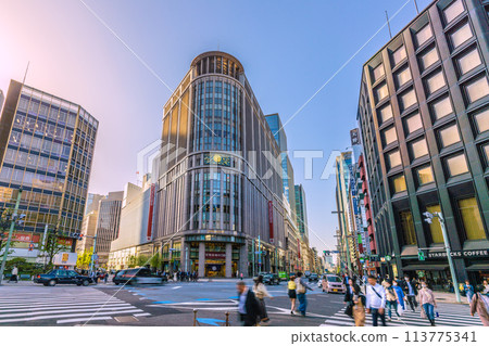 Tokyo cityscape in April. In front of Mitsukoshimae Station. View of Nihonbashi Mitsukoshi and the Nihonbashi Kitazume intersection (19th) 113775341