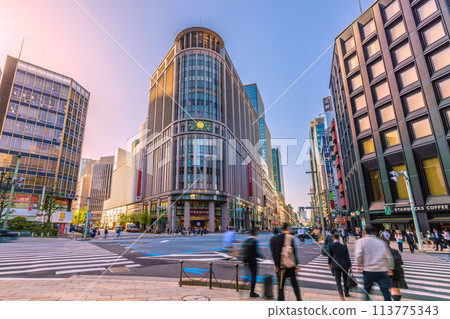 日本四月的東京城市景觀。三越前站前。日本橋三越和日本橋北詰十字路口=19號 113775343