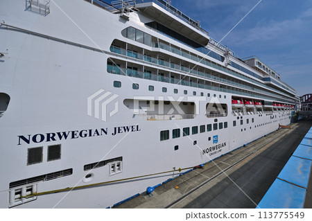 Luxury cruise ship Norwegian Jewel anchored at Kobe Port 113775549