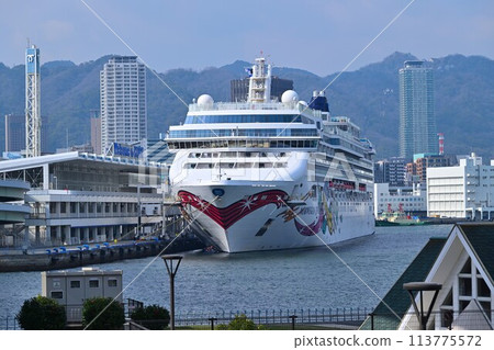 豪華郵輪挪威寶石號停泊在神戶港 113775572