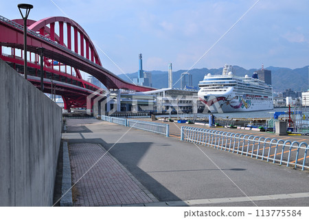 豪華郵輪挪威寶石號停泊在神戶港 113775584