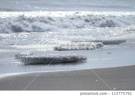 Jewelry ice sparkling as it is washed by the waves on Otsu Coast Jewelry ice sparkling as it is washed by the waves on Otsu Coast 113775792