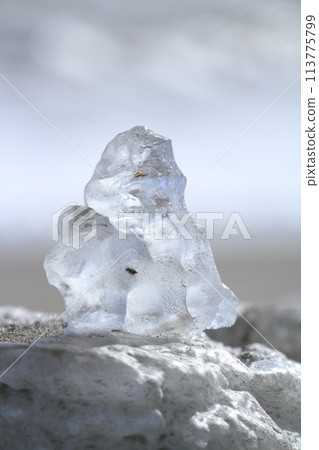 Beautiful and sparkling jewelry ice on Otsu Coast 113775799