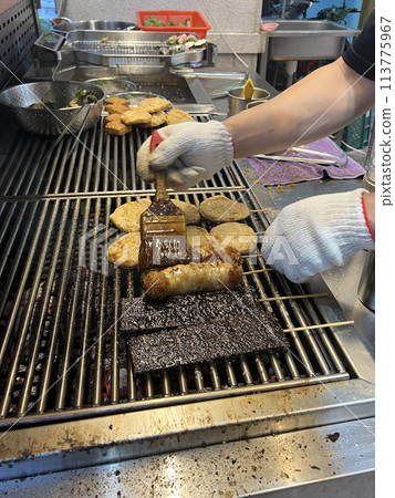 拍攝販賣燒烤的攤販正在為燒烤塗上烤肉醬 113775967