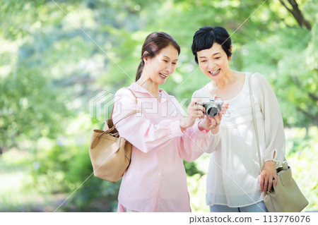 Sightseeing for middle-aged girls Image of a girls' trip Sightseeing for middle-aged girls Image of a girls' trip 113776076