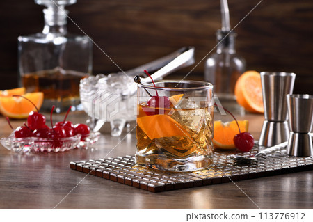 Cocktail Old Fashioned 113776912