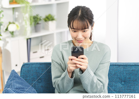 在智能手機上玩遊戲的女人 113777161