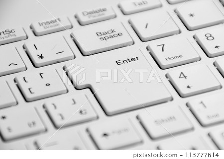 Simple keyboard (monochrome) 113777614