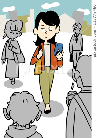 一個女人走在路過的人群中 113778460