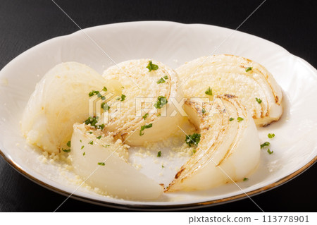 Grilled New Onion with Powdered Cheese Grilled New Onion with Powdered Cheese 113778901