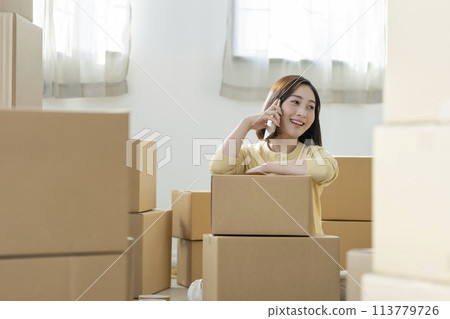 行動影像：年輕女子在智慧型手機上交談 113779726