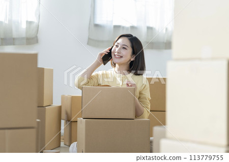 行動影像：年輕女子在智慧型手機上交談 113779755